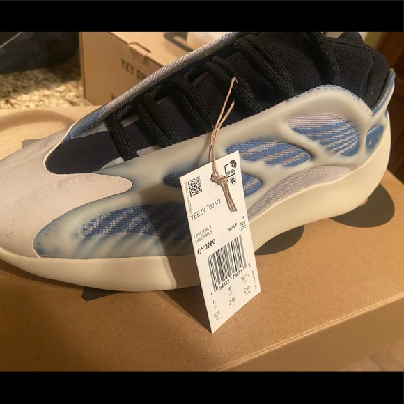 Brand new Men’s Yeezy 700 sneakers